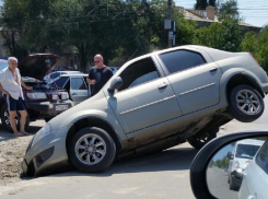 Renault Logan провалился в колодец в Волгограде