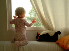 Двухлетний ребенок выпал с 4-го этажа в Волжском, оперевшись на москитную сетку