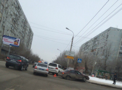 В Волгограде напротив Казанского собора столкнулись две иномарки