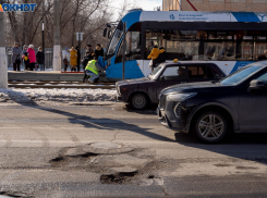 Сидящий на путях волгоградец выжил после встречи с трамваем 