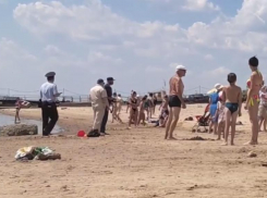 Волгоградцев прогоняют с пляжей купаться за деньги на Бобры