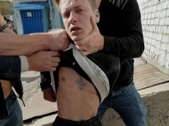 На рынке в Астрахани поймали насильника 15-летней волгоградки, который успел совершить еще одно изнасилование: видео задержания