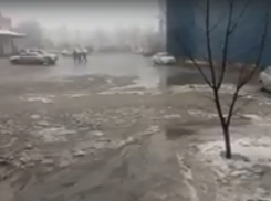 По неизвестным причинам под воду ушел Красноармейский район Волгограда