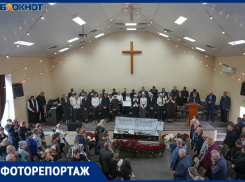 «Папу люблю, хочу встретиться на небе»: с расстрелянным в «Магните» многодетным дьяконом простились в Волгограде