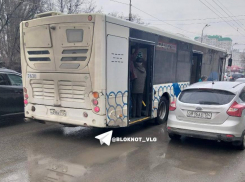 Не наглейте: пассажиры общественного транспорта обратились к автовладельцам Волгограда