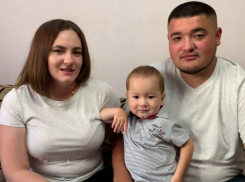 «Мы поистине счастливая семья»: история волгоградцев с сыном, спасенного уколом за 160 млн рублей