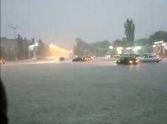 «Машины просто тонут»: город в Волгоградской области затопило ливнем