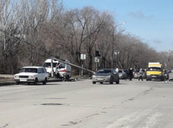 Скорая помощь протаранила столб в Волжском: пострадала фельдшер