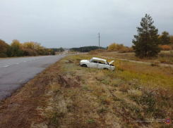 Водитель «шестерки» перевернулся в кювет на трассе в Волгоградской области и попал в больницу