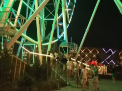 Волгоградцы выстроились в очередь на открытое после ЧП колесо обозрения