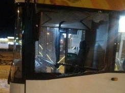 Неадекватный лихач на «шестерке» разбил стекло у нового автобуса в Волгограде