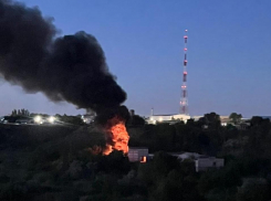 Столб черного дыма напугал волгоградцев