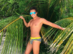 Прохор Шаляпин «упаковал» в полосатые плавки свое достоинство 