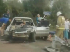 На трассе в Волгоградской области страшное ДТП: авария попала на видео