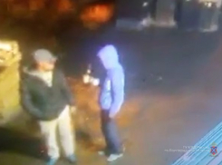 Избивших женщину бутылкой волгоградцев ищут по фото с места преступления