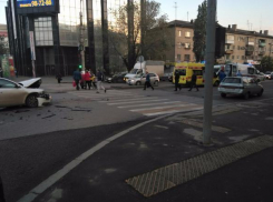 В центре Волгограда иномарка протаранила «Скорую помощь»