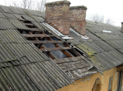 Под Волгоградом жильцы дома месяц живут без крыши из-за капремонта 