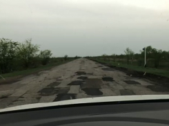 Волгоградка сняла на видео страшные провалы на трассе Волгоград- Быково