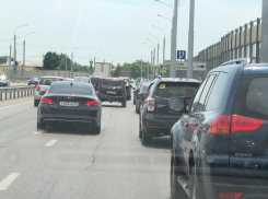 Из Волгограда встало движение за Волгу: пробки на ГЭС и «танцующем» мосту