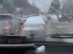 «Неожиданный» снегопад поставил Волгоград в позу транспортного коллапса 