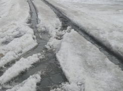 На севере Волгограда прорвало трубопровод: затапливает улицу