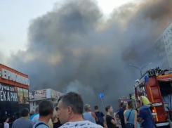 Пожар на рынке в Волжском: взрывы, транспортный коллапс и страх за близких