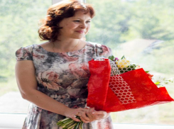 Ученики и родители поздравляют учителя начальных классов Оксану Резникову