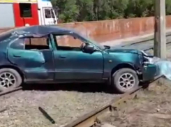 Волгоградец умер на трамвайных путях после обгона трактора в Волжском