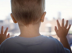 В Волгограде двухлетний малыш выпал из окна 