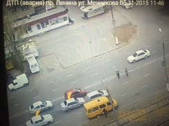 В Волжском на видео попало столкновение двух авто, спровоцированное пешеходами 