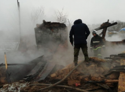 Заставивший спасать людей через окно страшный пожар попал на видео в Волгограде
