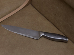 Волгоградец ударил себя ножом в живот из-за скуки 