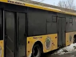 Вылетевший на тротуар автобус парализовал движение в центре Волгограда