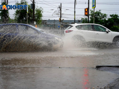 В Волгограде из-за порыва канализации затопило улицы центра города