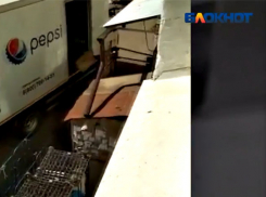 Грузовики супермаркета травят волгоградцев выхлопами и мешают спать