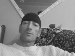 Сбивший с рельсов поезд КамАЗист умер в Волгограде