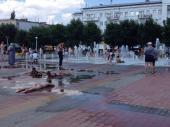 Жители Волгограда открыли несанкционированный пляж на площади Советской 