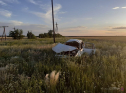 Под Волгоградом машина сорвалась в кювет и перевернулась: водитель умер на месте
