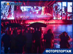 «Корпоратив на кладбище»: под ливнем в плащ-палатках страдали вип-гости  на закрытом концерте на Мамаевом кургане 