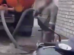 Грязные дела КамАЗиста сняли на видео на юге Волгограда