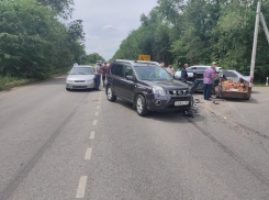 Выехавший на встречку Nissan протаранил три авто на выезде из Волгограда: есть пострадавший