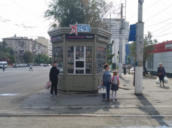 В Волгограде массово сносят незаконные газетные киоски и парковочные устройства