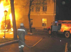 В Волгоградской области за ночь сгорели автобус, 2 авто и магазин 