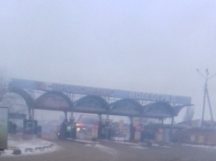 Волгоградцев перепугал пожар на оптовом рынке