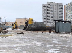 Стала известна причина падения крана на стройке в Волжском