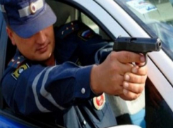 Полицейские открыли стрельбу по машине пьяного лихача в Волжском