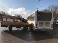 Маршрутка протаранила пассажирский автобус на юге Волгограда