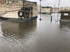 На крыше бассейн, в квартирах потопы: девятиэтажку залило до первого этажа из-за бездействия УК «ЖЭУ на Ангарском»