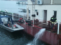 На Тулака в Волгограде тонул плавучий ресторан 