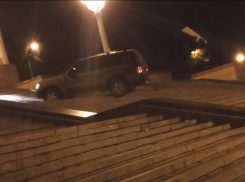 В Волгограде внедорожник поднялся по ступенькам Центральной набережной